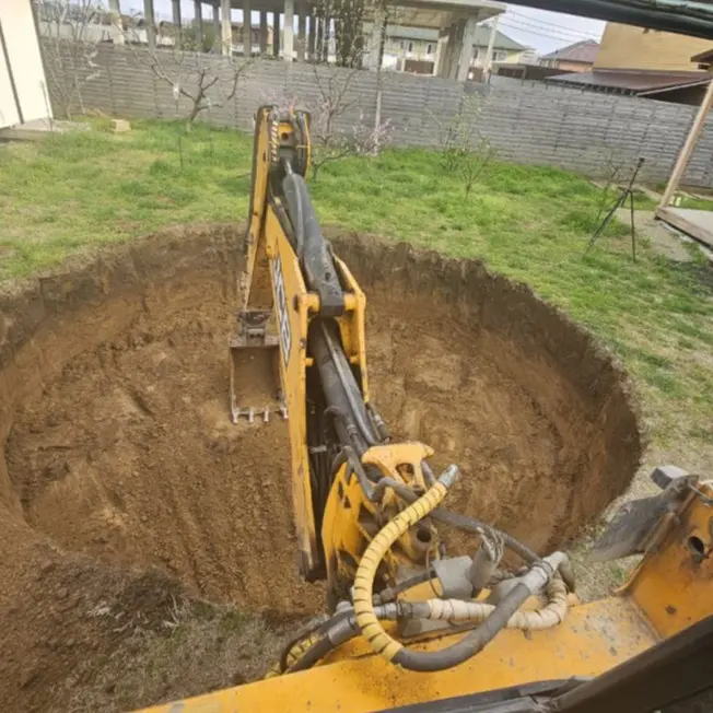 Копка котлована под бассейн экскаватором-погрузчиком в Сергиевом Посаде